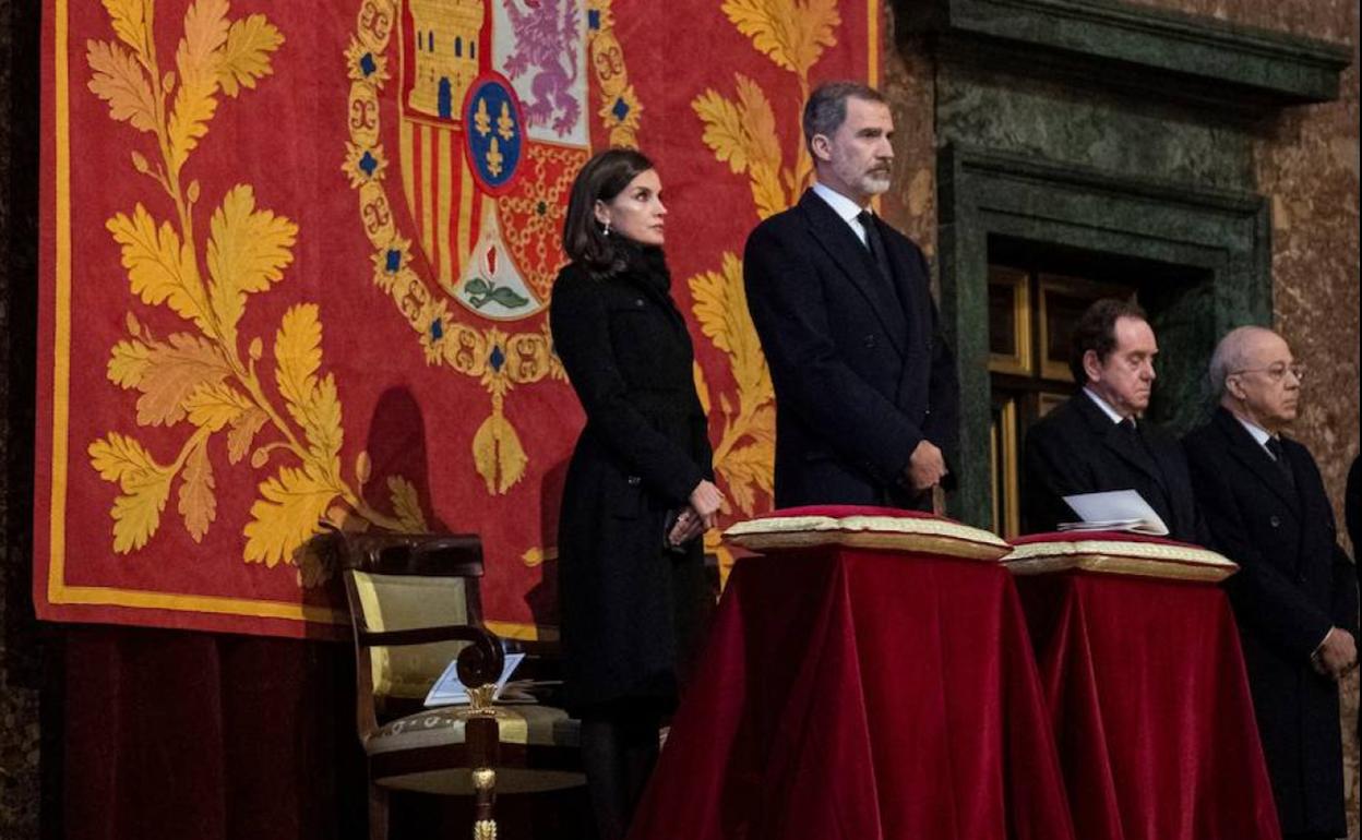 Los Reyes, en el funeral de la infanta Pilar de Borbón.