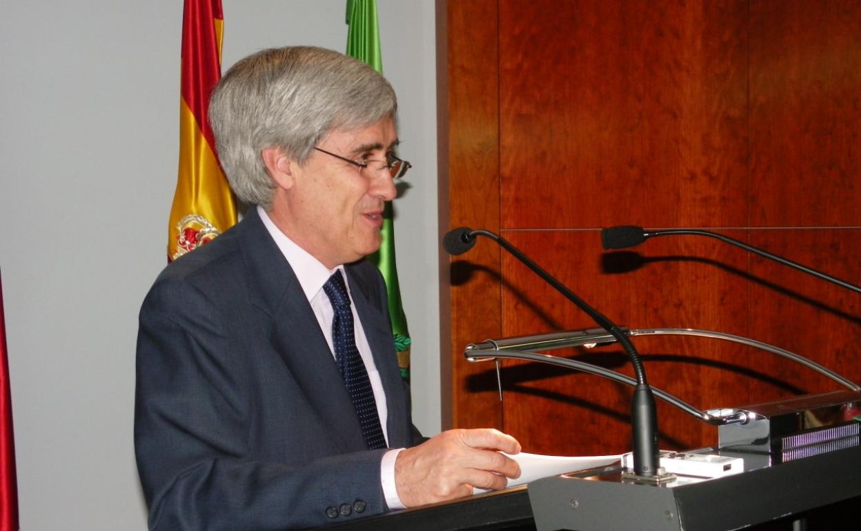 El catedrático Juan José Badiola, en una conferencia.