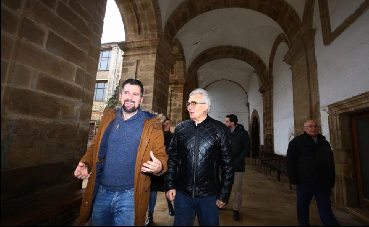 El secretario general del PSOECyL, Luis Tudanca (I), junto al alcalde de Vega de Espinareda (León), Santiago Rodríguez (D) durante su visita al monasterio de San Andrés.