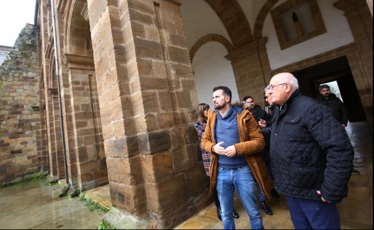 El secretario general del PSOECyL, Luis Tudanca (I), durante su visita al monasterio de San Andrés en Vega de Espinareda.