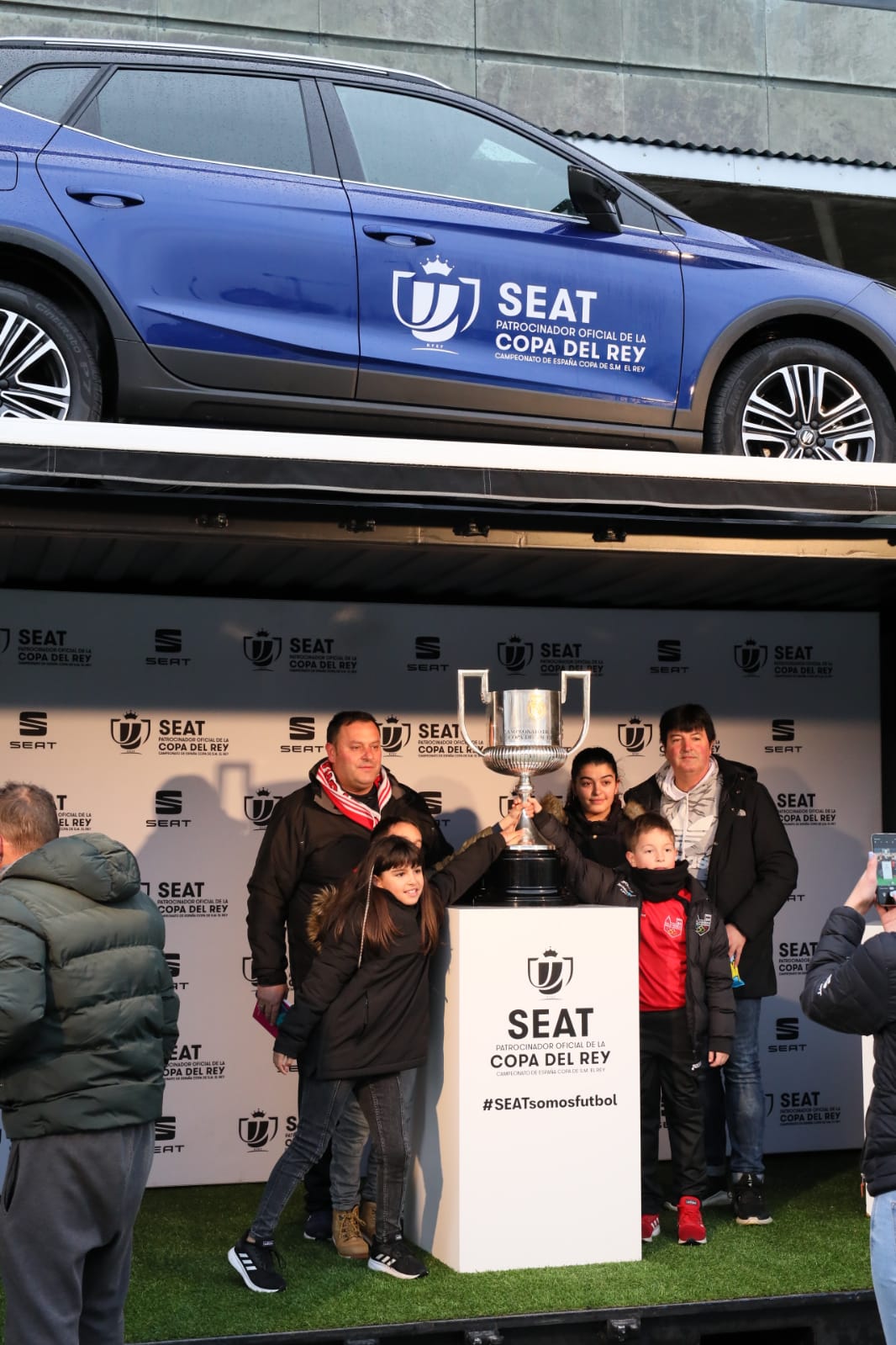 Buen ambiente, fotografías y muchos protagonistas en la antesala del encuentro entre la Cultural y Deportiva Leonesa y el Valencia CF en el Reino de León.