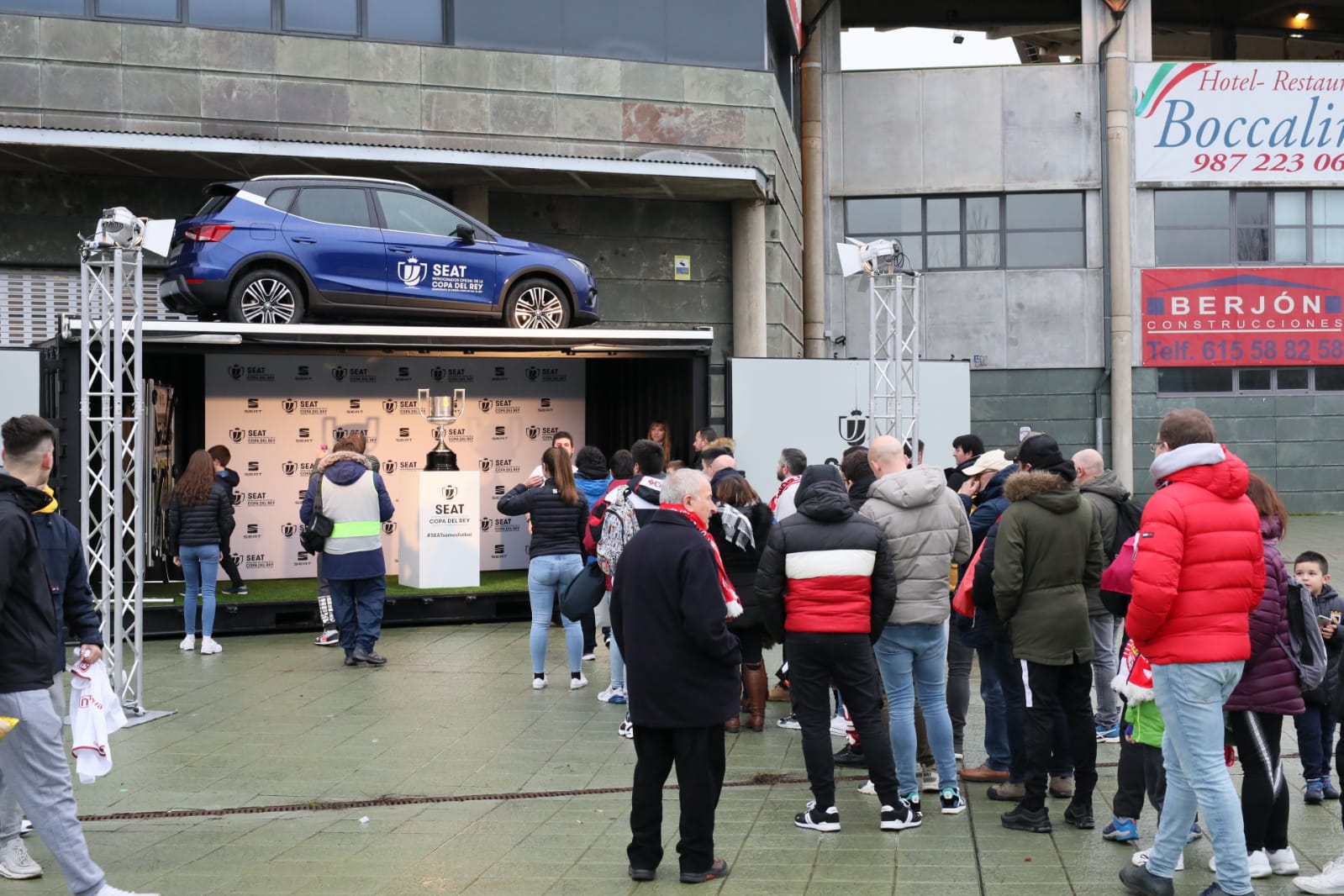 Buen ambiente, fotografías y muchos protagonistas en la antesala del encuentro entre la Cultural y Deportiva Leonesa y el Valencia CF en el Reino de León.