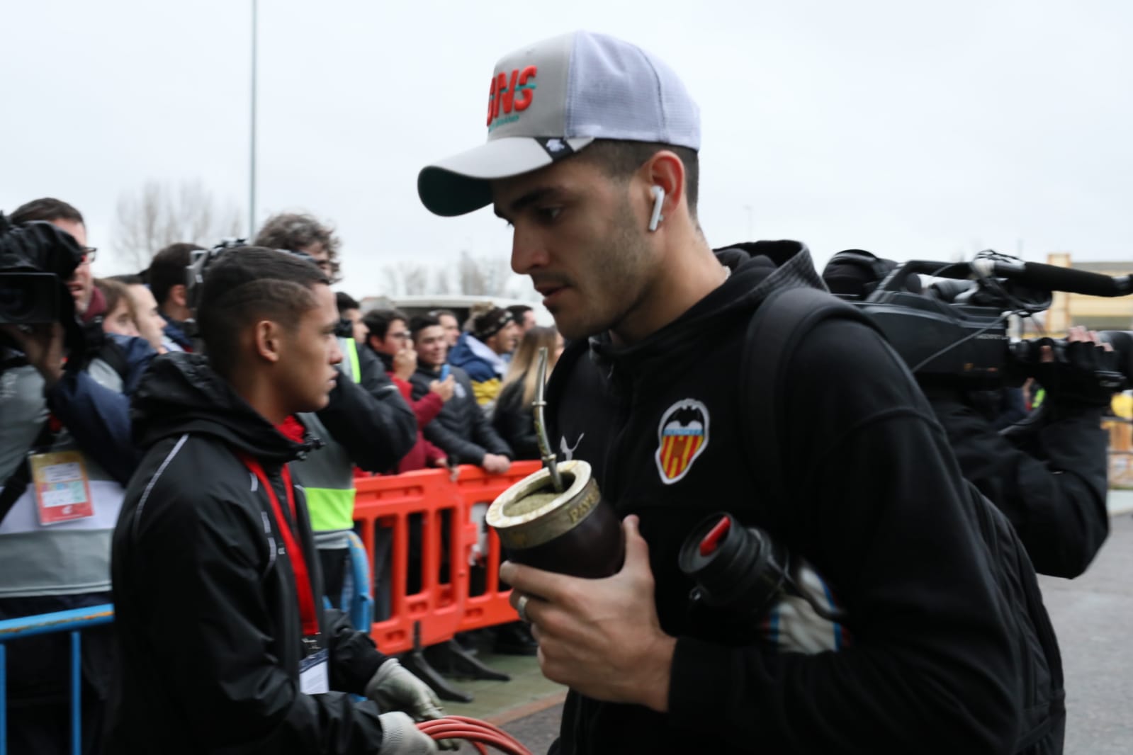 Buen ambiente, fotografías y muchos protagonistas en la antesala del encuentro entre la Cultural y Deportiva Leonesa y el Valencia CF en el Reino de León.