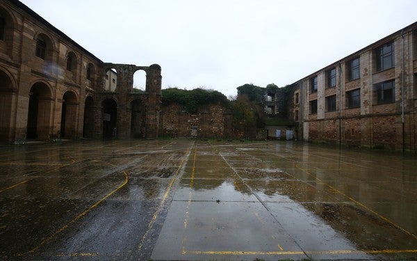 Fotos: Tudanca visita el monasterio de San Andrés en Vega de Espinareda