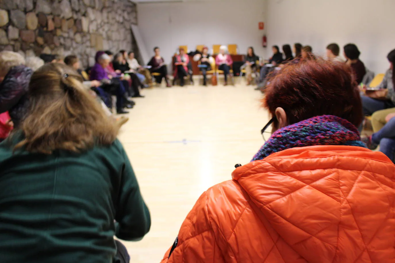 León celebra una asamblea de mujeres para preparar la cita por la igualdad y el feminismo.