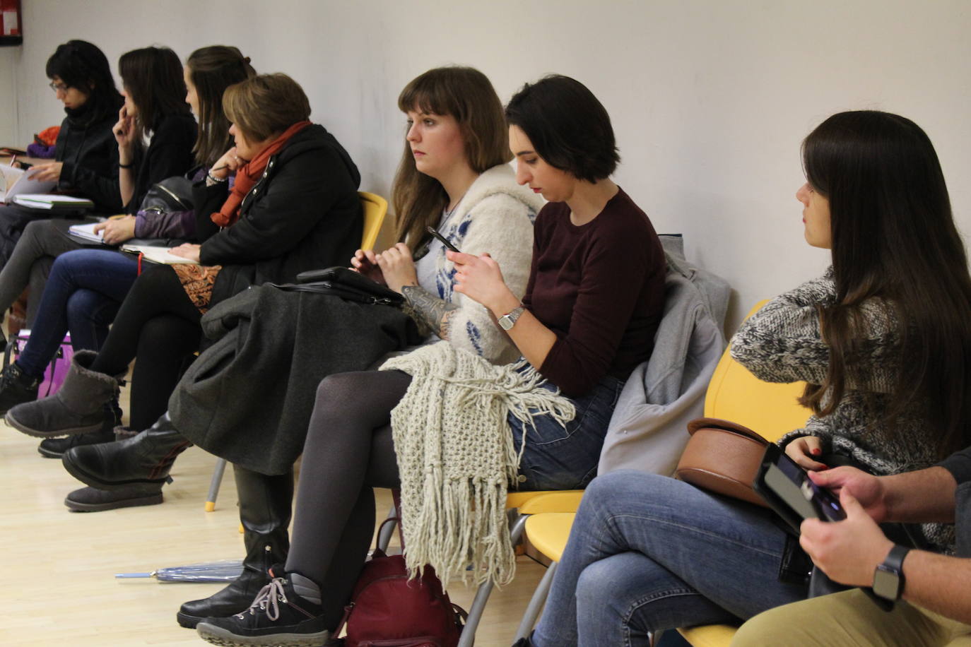 León celebra una asamblea de mujeres para preparar la cita por la igualdad y el feminismo.