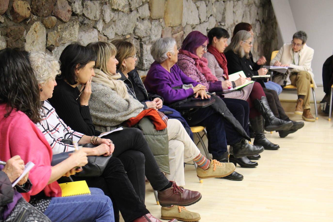 León celebra una asamblea de mujeres para preparar la cita por la igualdad y el feminismo.