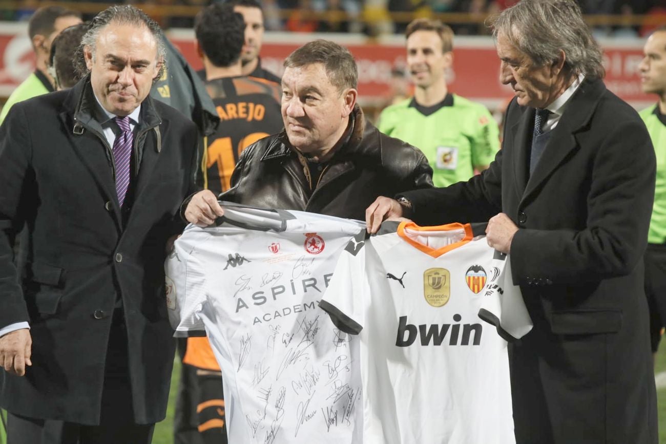 Buen ambiente, fotografías y muchos protagonistas en la antesala del encuentro entre la Cultural y Deportiva Leonesa y el Valencia CF en el Reino de León. El homenaje a José Carrete fue uno de los momentos más intensos.