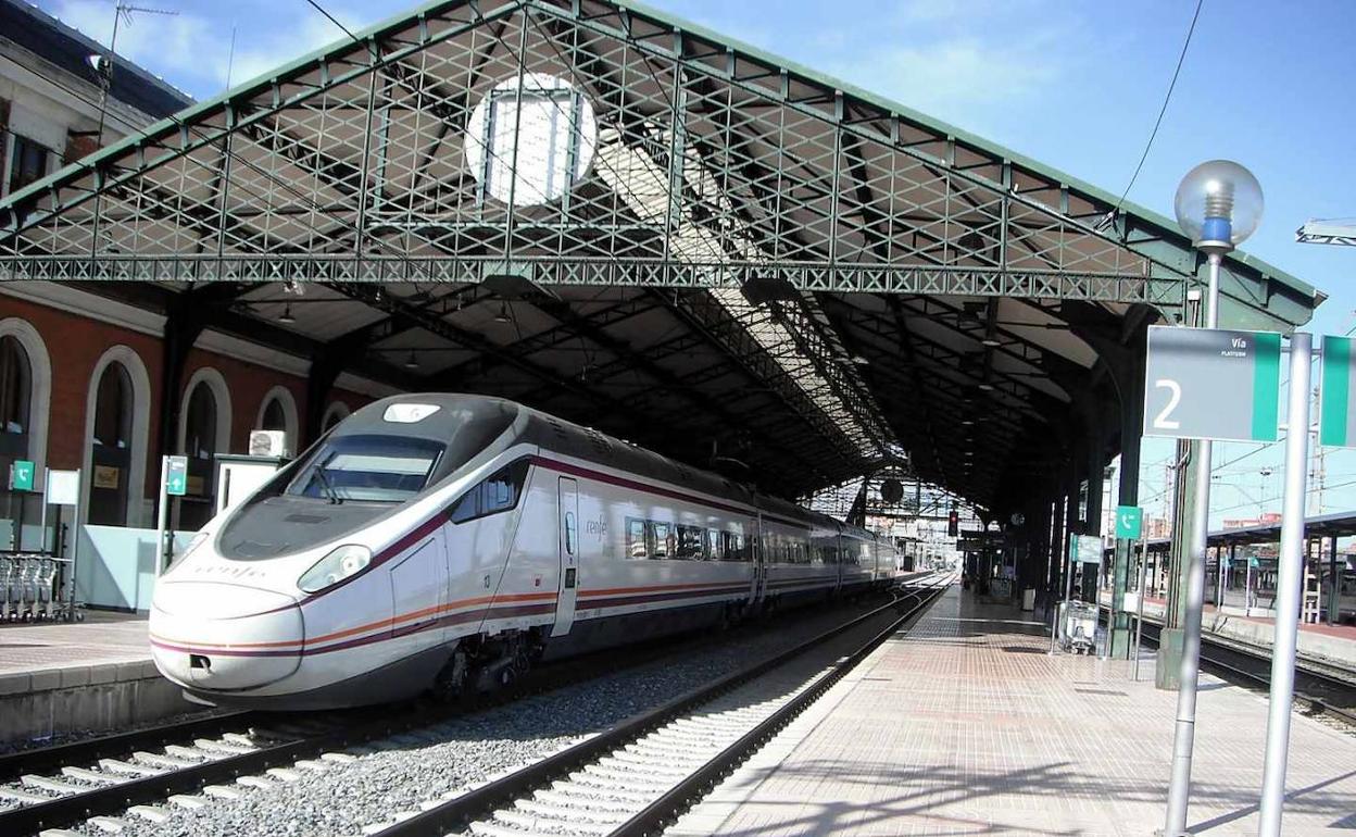 Un tren Avant en la estación de Valladolid.