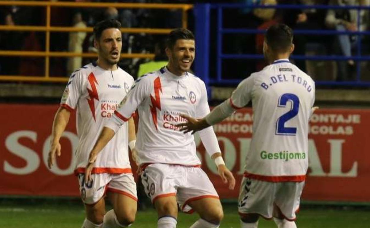 Héctor Hernández celebra un gol con el Rayo Majadahonda.
