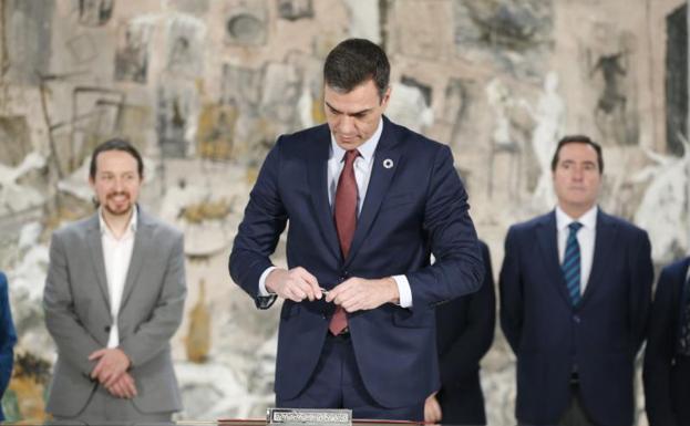 El presidente del Gobierno, Pedro Sánchez, durante la firma con patronal y sindicatos. 