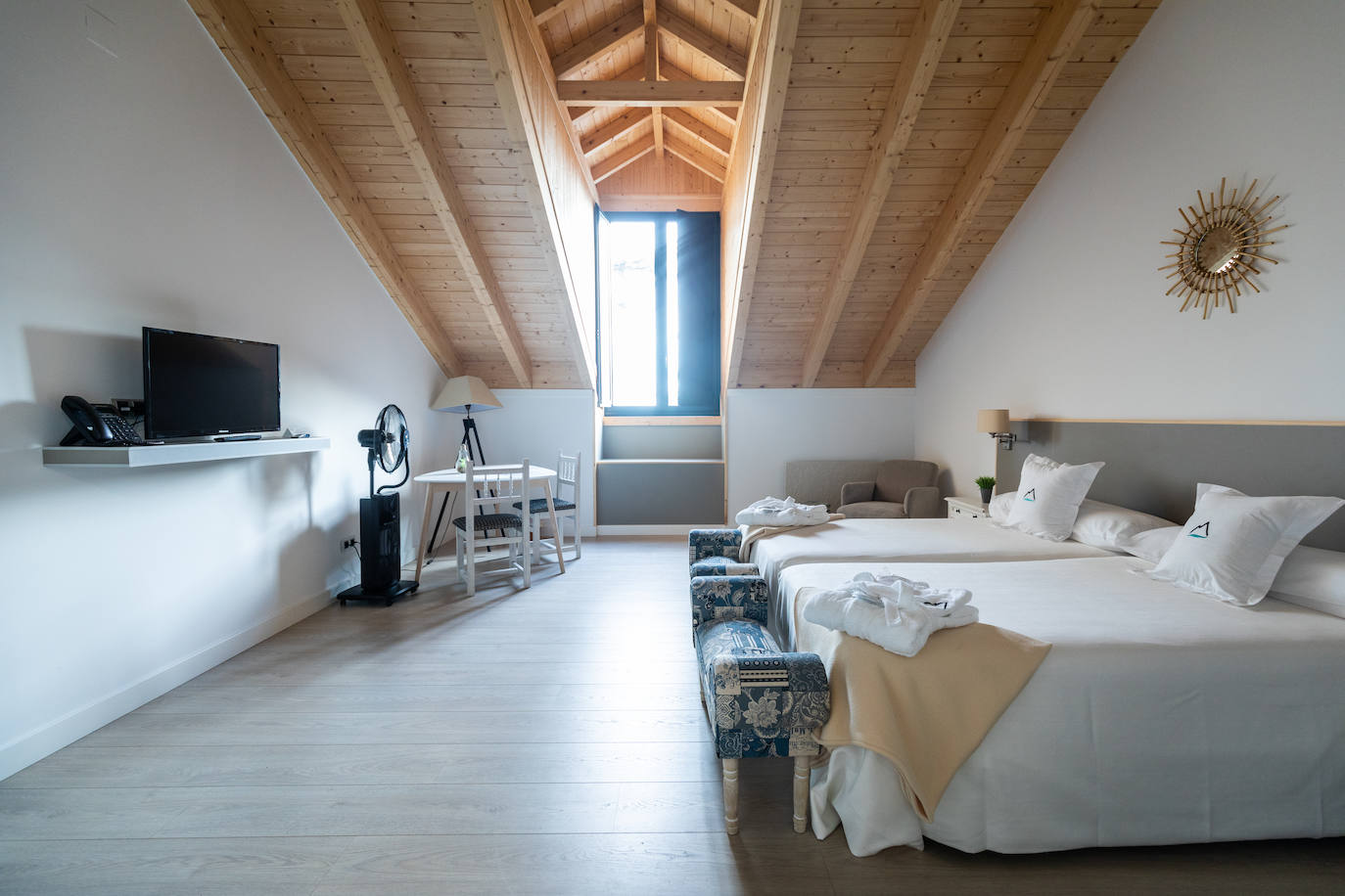 Ideal para una escapada en pareja o en familia, The Rock Suites&Spa ofrece un lugar idílico, un perfecto mirador hacia El Bierzo y unas instalaciones de auténtico lujo para disfrutar de momentos inolvidables.