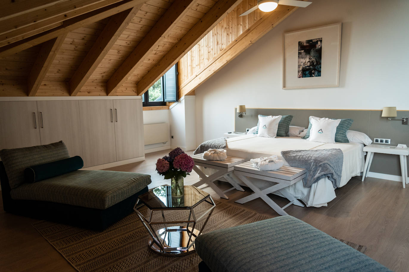 Ideal para una escapada en pareja o en familia, The Rock Suites&Spa ofrece un lugar idílico, un perfecto mirador hacia El Bierzo y unas instalaciones de auténtico lujo para disfrutar de momentos inolvidables.