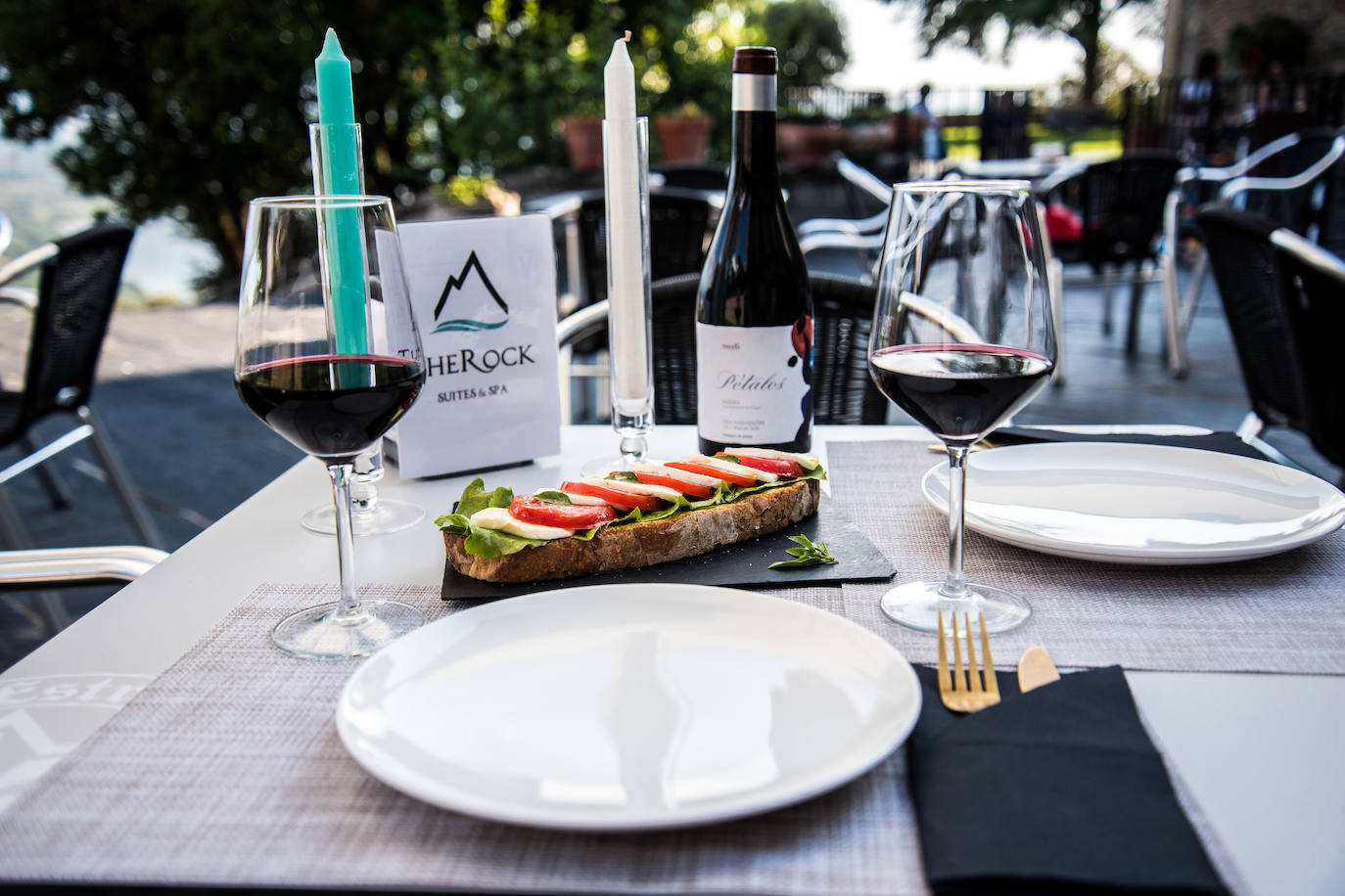 Ideal para una escapada en pareja o en familia, The Rock Suites&Spa ofrece un lugar idílico, un perfecto mirador hacia El Bierzo y unas instalaciones de auténtico lujo para disfrutar de momentos inolvidables.