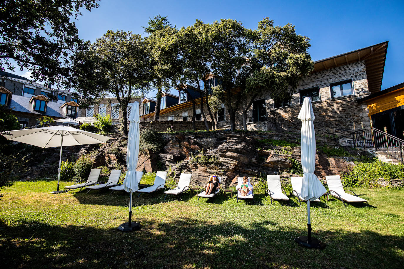 Ideal para una escapada en pareja o en familia, The Rock Suites&Spa ofrece un lugar idílico, un perfecto mirador hacia El Bierzo y unas instalaciones de auténtico lujo para disfrutar de momentos inolvidables.