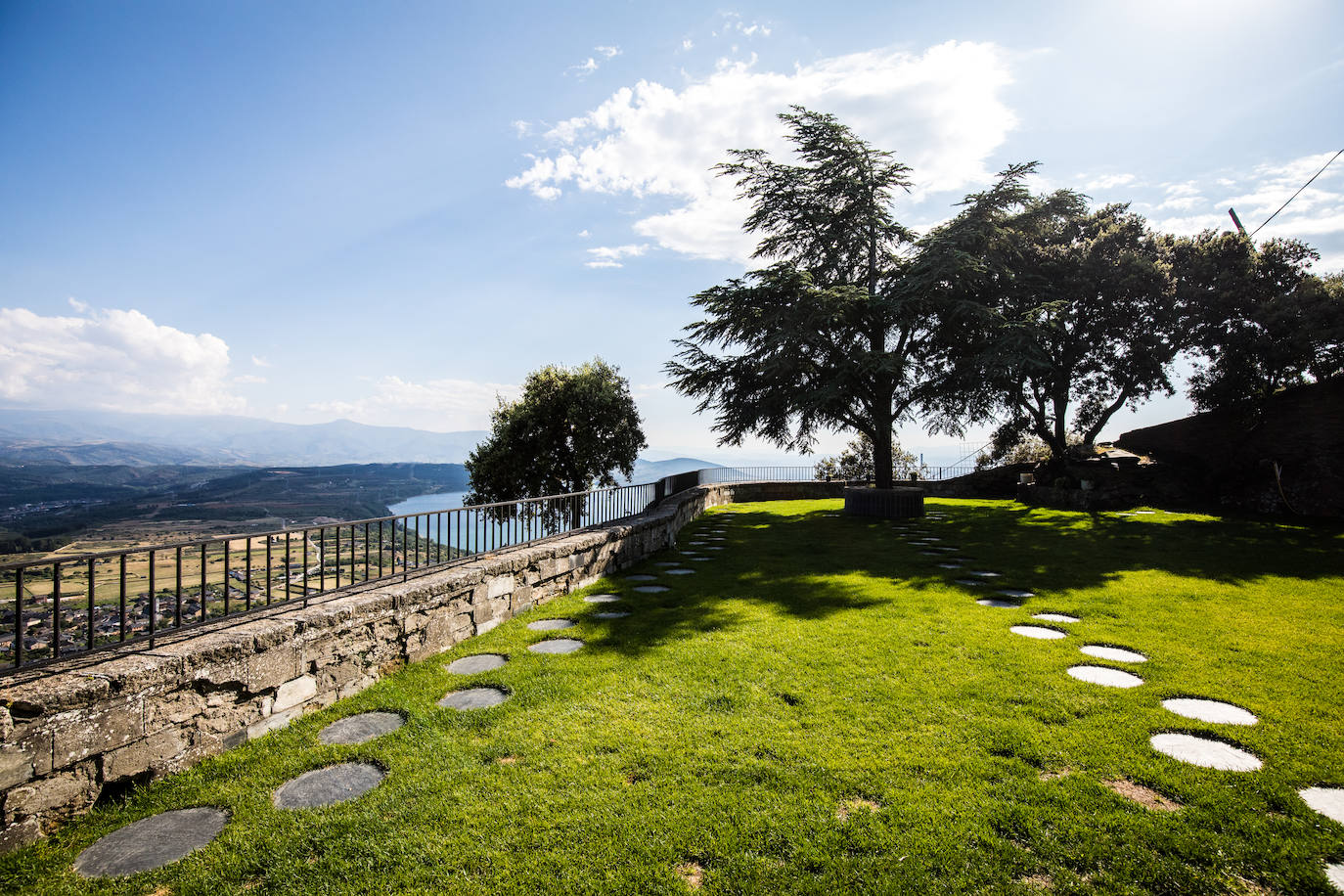 Ideal para una escapada en pareja o en familia, The Rock Suites&Spa ofrece un lugar idílico, un perfecto mirador hacia El Bierzo y unas instalaciones de auténtico lujo para disfrutar de momentos inolvidables.