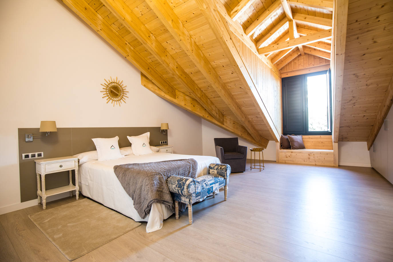 Ideal para una escapada en pareja o en familia, The Rock Suites&Spa ofrece un lugar idílico, un perfecto mirador hacia El Bierzo y unas instalaciones de auténtico lujo para disfrutar de momentos inolvidables.