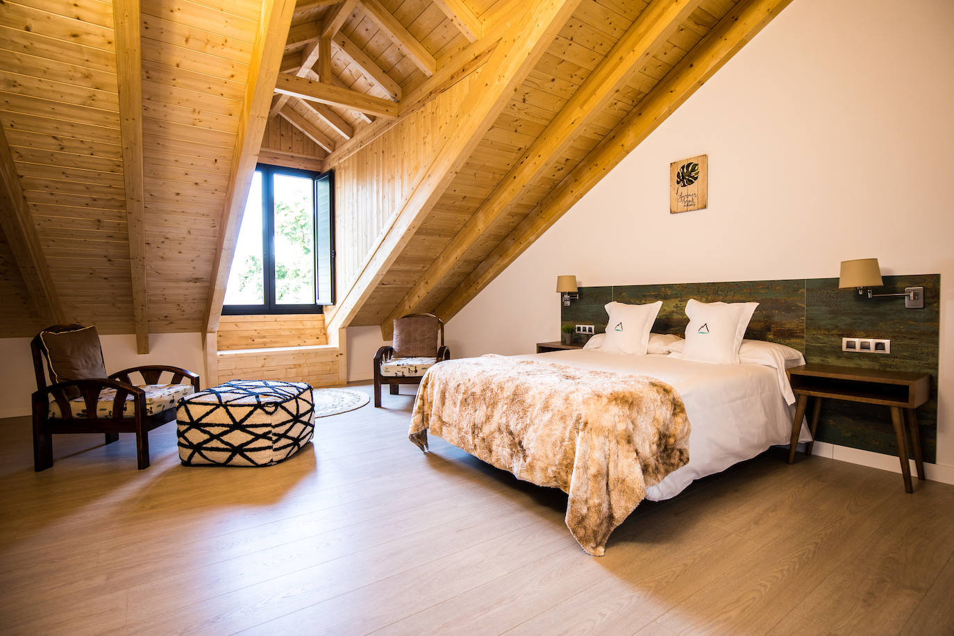 Ideal para una escapada en pareja o en familia, The Rock Suites&Spa ofrece un lugar idílico, un perfecto mirador hacia El Bierzo y unas instalaciones de auténtico lujo para disfrutar de momentos inolvidables.