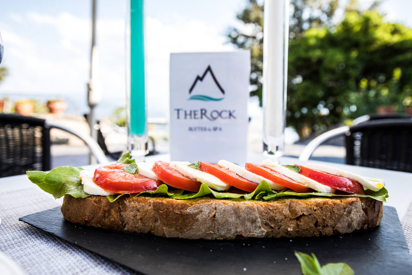 Ideal para una escapada en pareja o en familia, The Rock Suites&Spa ofrece un lugar idílico, un perfecto mirador hacia El Bierzo y unas instalaciones de auténtico lujo para disfrutar de momentos inolvidables.