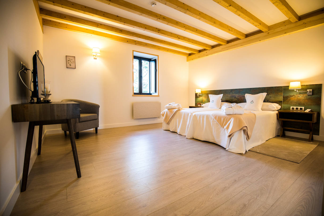 Ideal para una escapada en pareja o en familia, The Rock Suites&Spa ofrece un lugar idílico, un perfecto mirador hacia El Bierzo y unas instalaciones de auténtico lujo para disfrutar de momentos inolvidables.