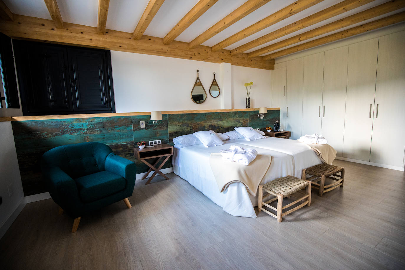 Ideal para una escapada en pareja o en familia, The Rock Suites&Spa ofrece un lugar idílico, un perfecto mirador hacia El Bierzo y unas instalaciones de auténtico lujo para disfrutar de momentos inolvidables.