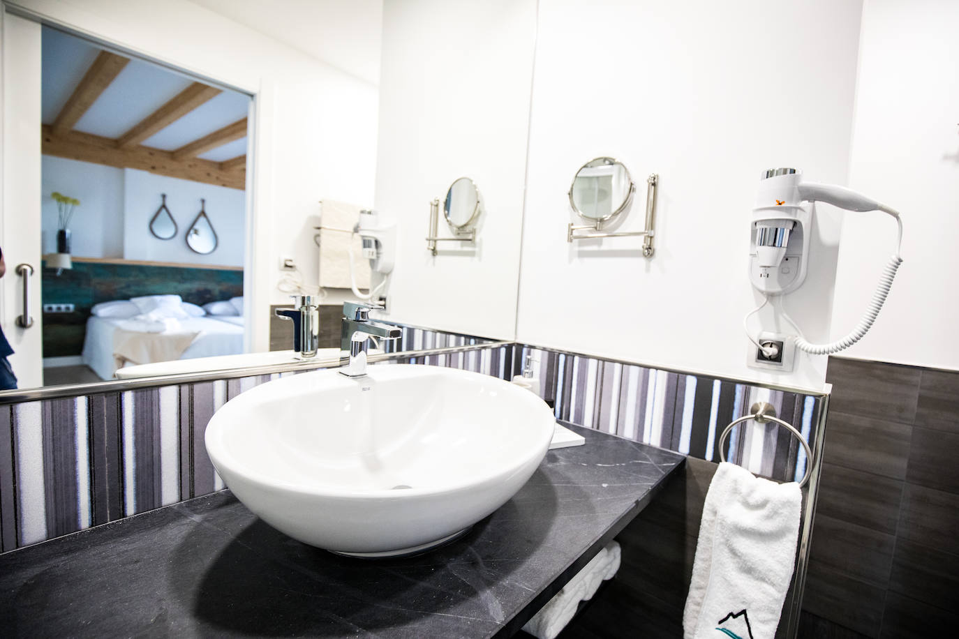 Ideal para una escapada en pareja o en familia, The Rock Suites&Spa ofrece un lugar idílico, un perfecto mirador hacia El Bierzo y unas instalaciones de auténtico lujo para disfrutar de momentos inolvidables.