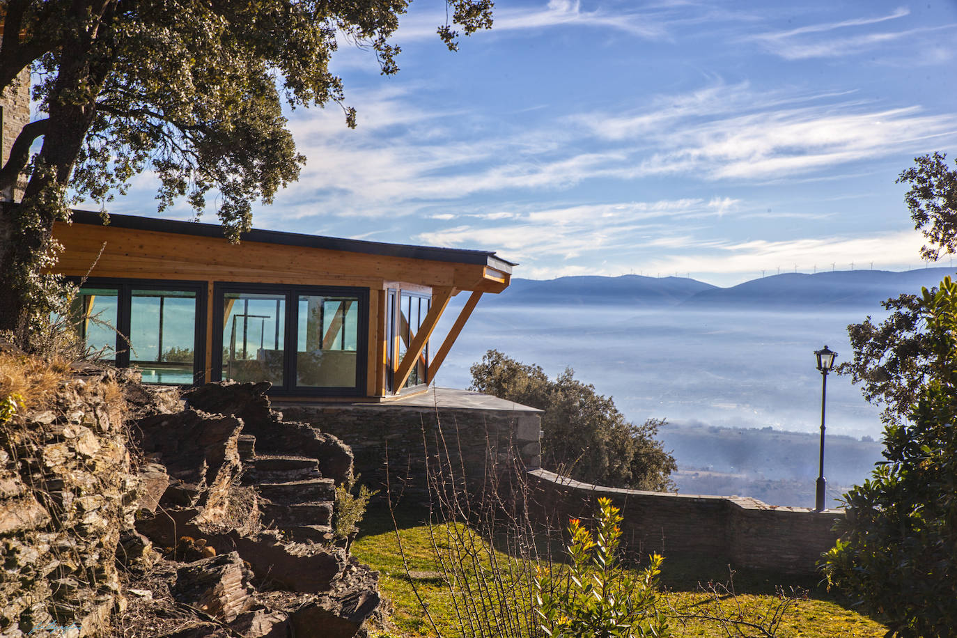 Ideal para una escapada en pareja o en familia, The Rock Suites&Spa ofrece un lugar idílico, un perfecto mirador hacia El Bierzo y unas instalaciones de auténtico lujo para disfrutar de momentos inolvidables.