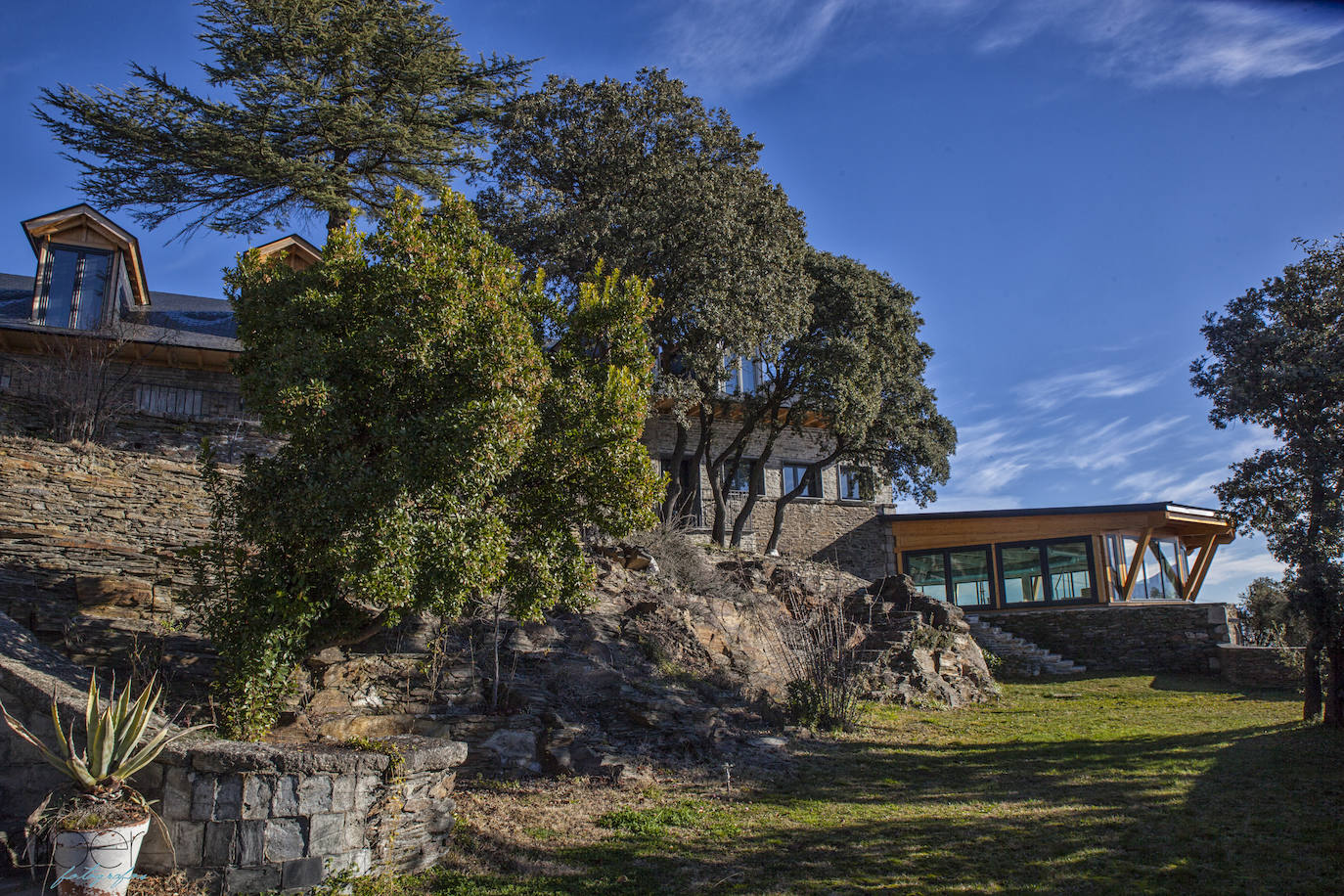 Ideal para una escapada en pareja o en familia, The Rock Suites&Spa ofrece un lugar idílico, un perfecto mirador hacia El Bierzo y unas instalaciones de auténtico lujo para disfrutar de momentos inolvidables.
