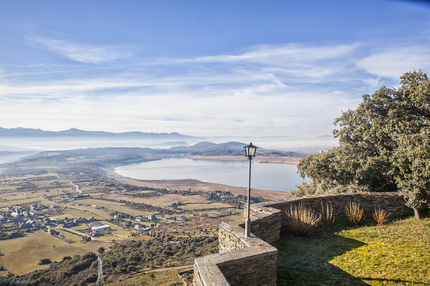 Ideal para una escapada en pareja o en familia, The Rock Suites&Spa ofrece un lugar idílico, un perfecto mirador hacia El Bierzo y unas instalaciones de auténtico lujo para disfrutar de momentos inolvidables.
