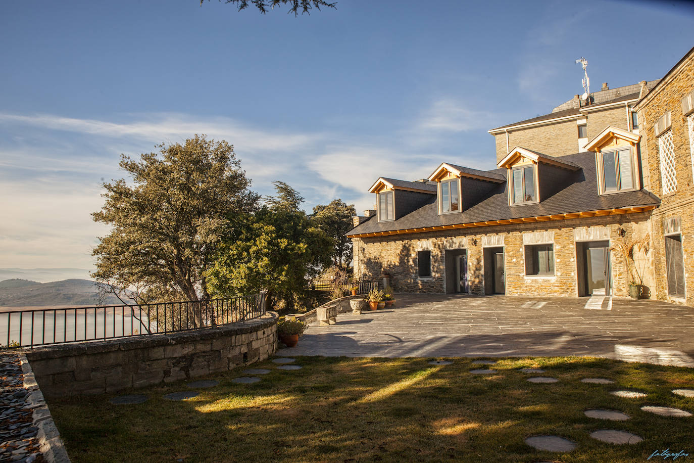 Ideal para una escapada en pareja o en familia, The Rock Suites&Spa ofrece un lugar idílico, un perfecto mirador hacia El Bierzo y unas instalaciones de auténtico lujo para disfrutar de momentos inolvidables.