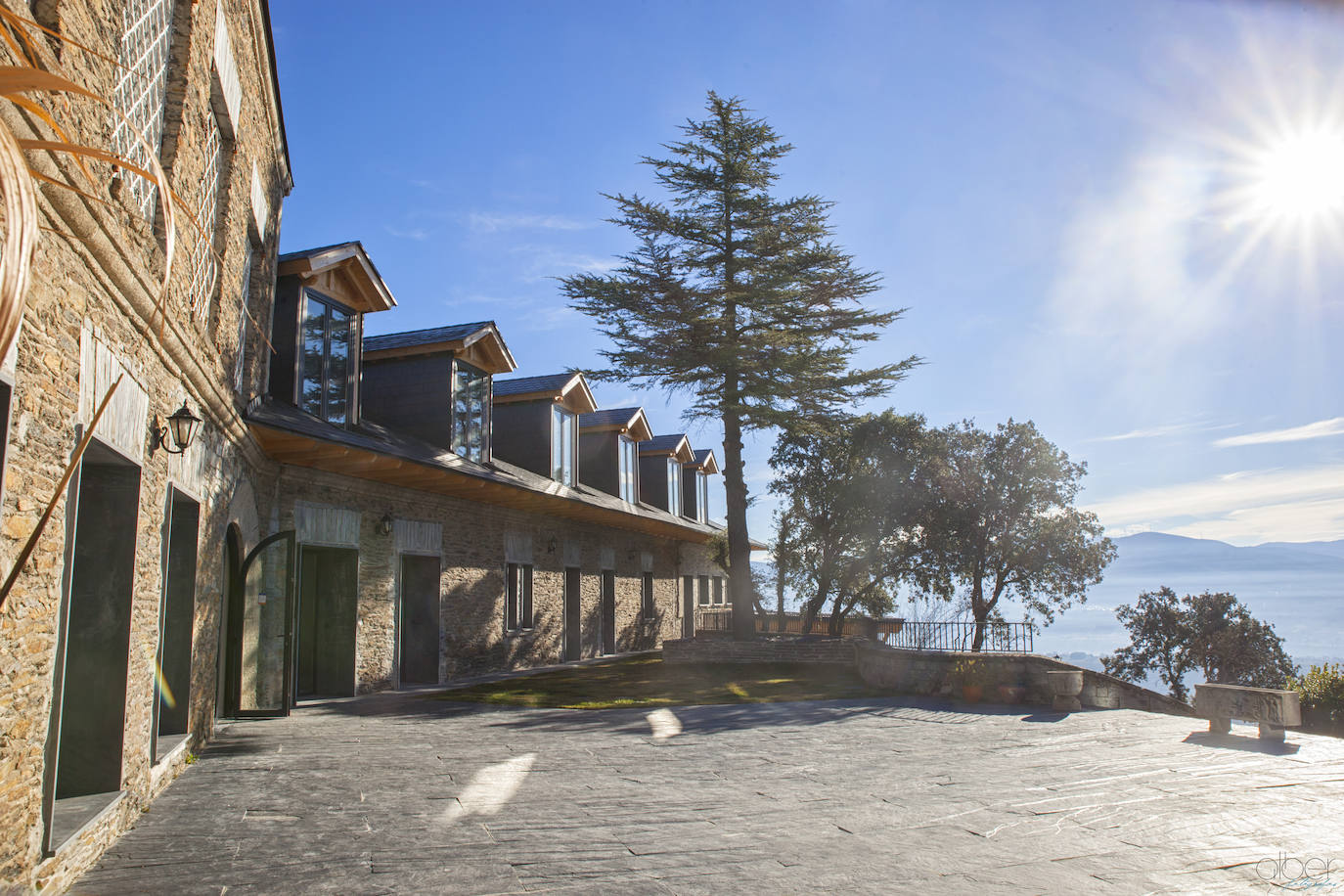 Ideal para una escapada en pareja o en familia, The Rock Suites&Spa ofrece un lugar idílico, un perfecto mirador hacia El Bierzo y unas instalaciones de auténtico lujo para disfrutar de momentos inolvidables.