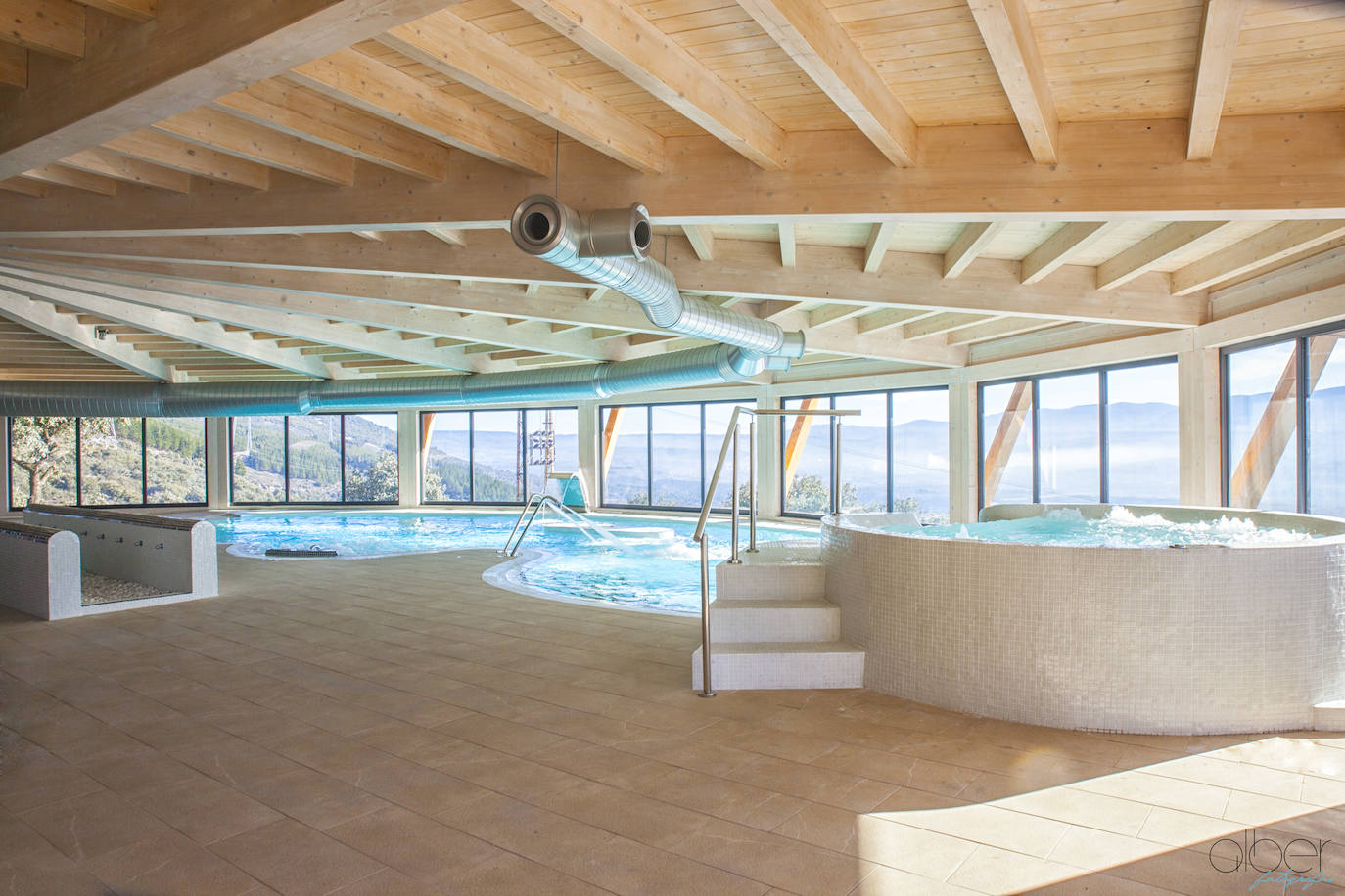 Ideal para una escapada en pareja o en familia, The Rock Suites&Spa ofrece un lugar idílico, un perfecto mirador hacia El Bierzo y unas instalaciones de auténtico lujo para disfrutar de momentos inolvidables.