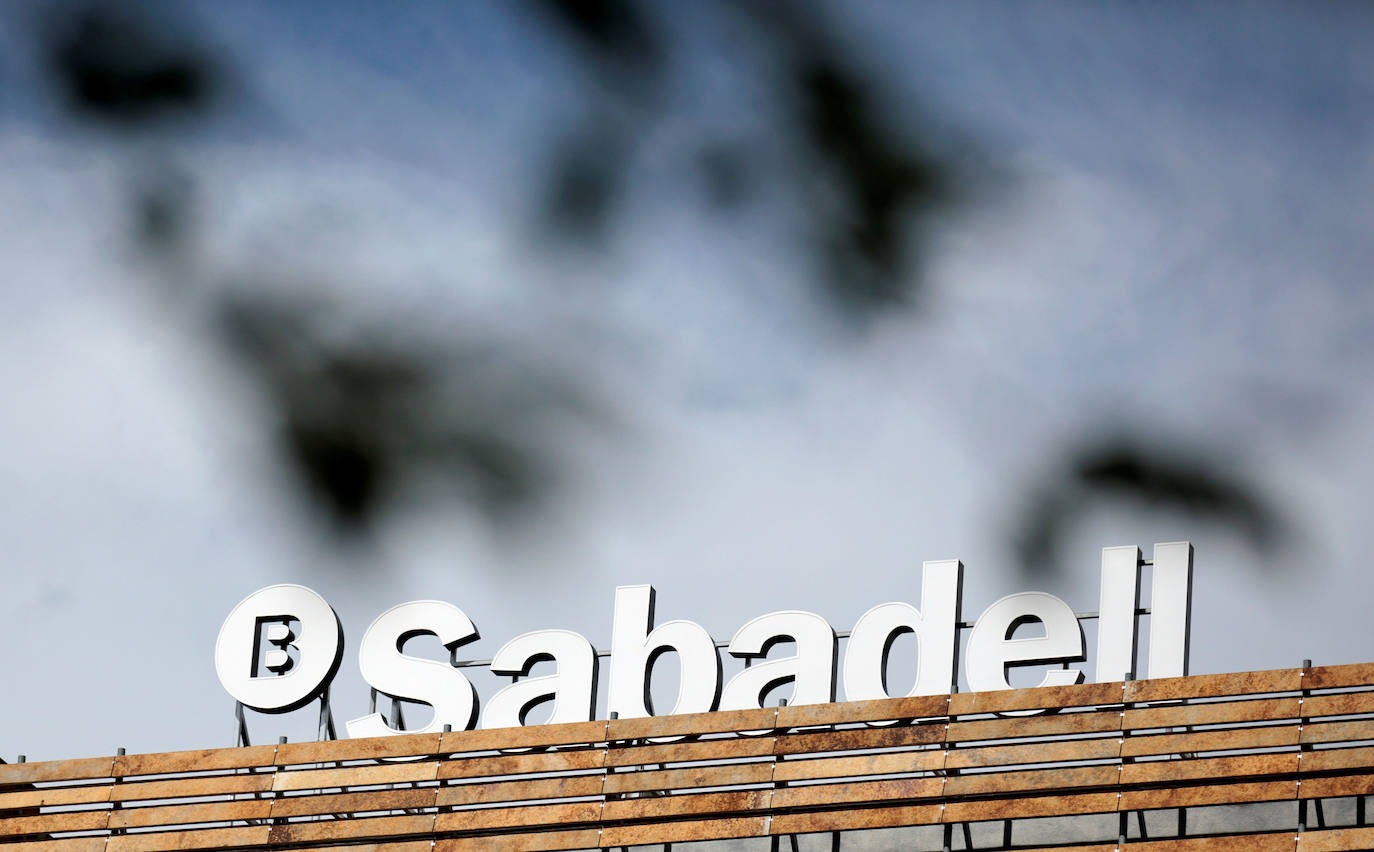 La marca del Sabadell en un edificio madrileño. 