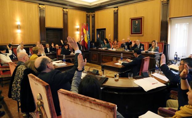 Votos favorables en el pleno del Ayuntamiento de León.