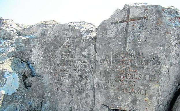 Subir al Mirador de Ordiales, uno de los lugares más espectaculares de «el reino encantado de los rebecos y las águilas», que dejó escrito Pedro Pidal –allí mismo reposan sus restos–, impulsor del Parque Nacional de la Montaña de Covadonga, es todo un reto, pero merece la pena. Las vistas desde allí quitan la respiración.