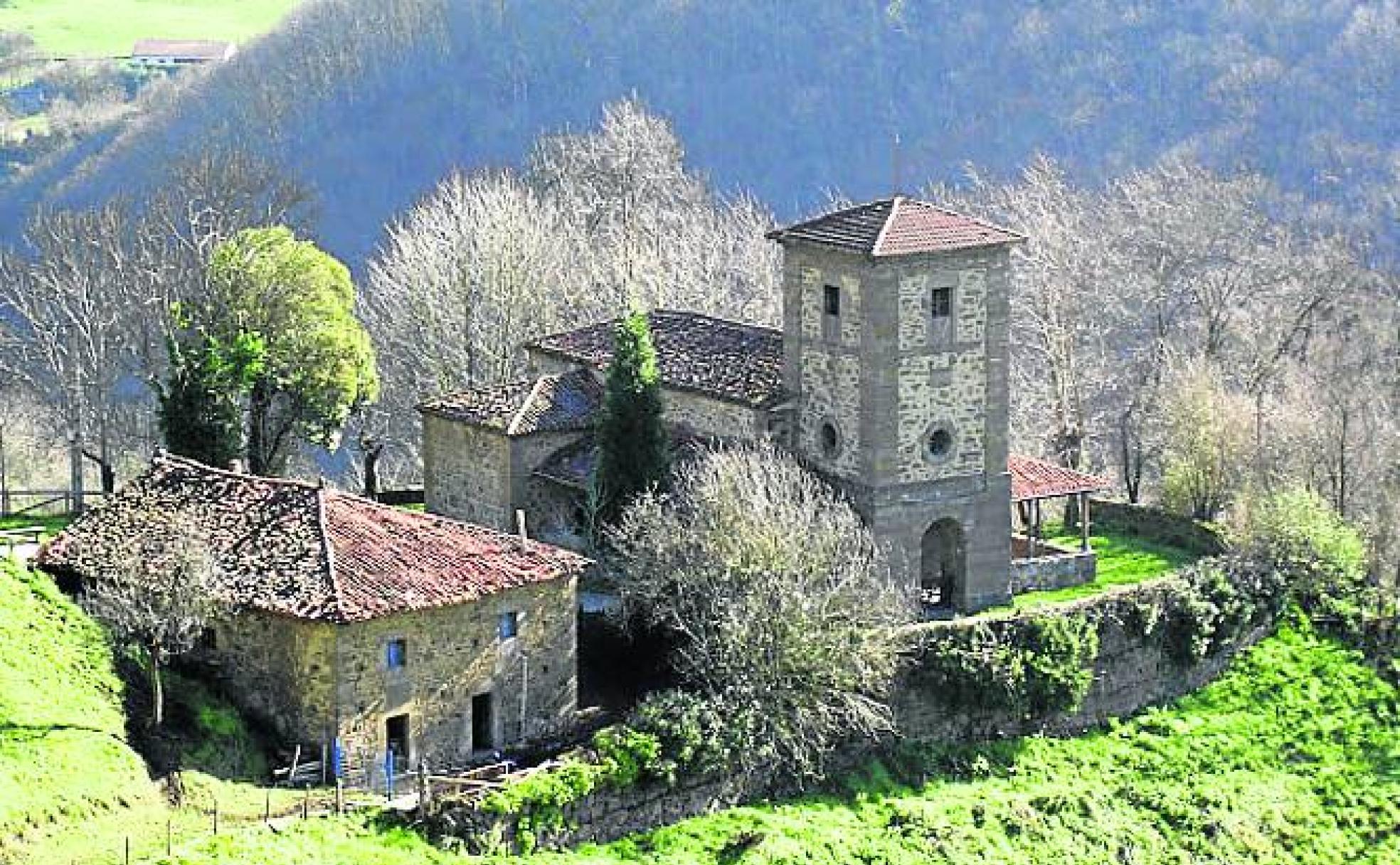 Desde Mieres, coger la carretera Mi-4 y recorrer el valle de Cuna y Cenera es todo un deleite para los sentidos. Cualquier pueblo merece la pena, hay establecimientos hosteleros para disfrutar de la mañana del domingo y, si encuentra la casa de Charo, en Insierto, puede dejarle las llaves para ir al Santuario de San Cosme y San Damián.