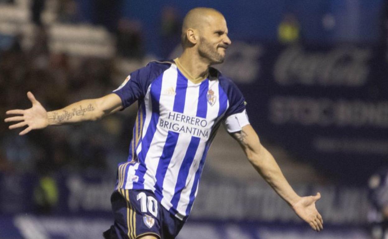 Yuri celebra uno de sus goles en el Toralín.