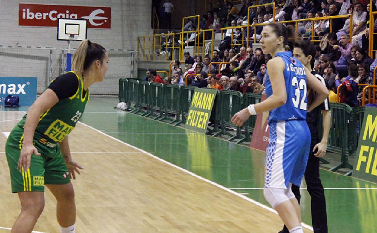 Un momento del partido en Zaragoza.