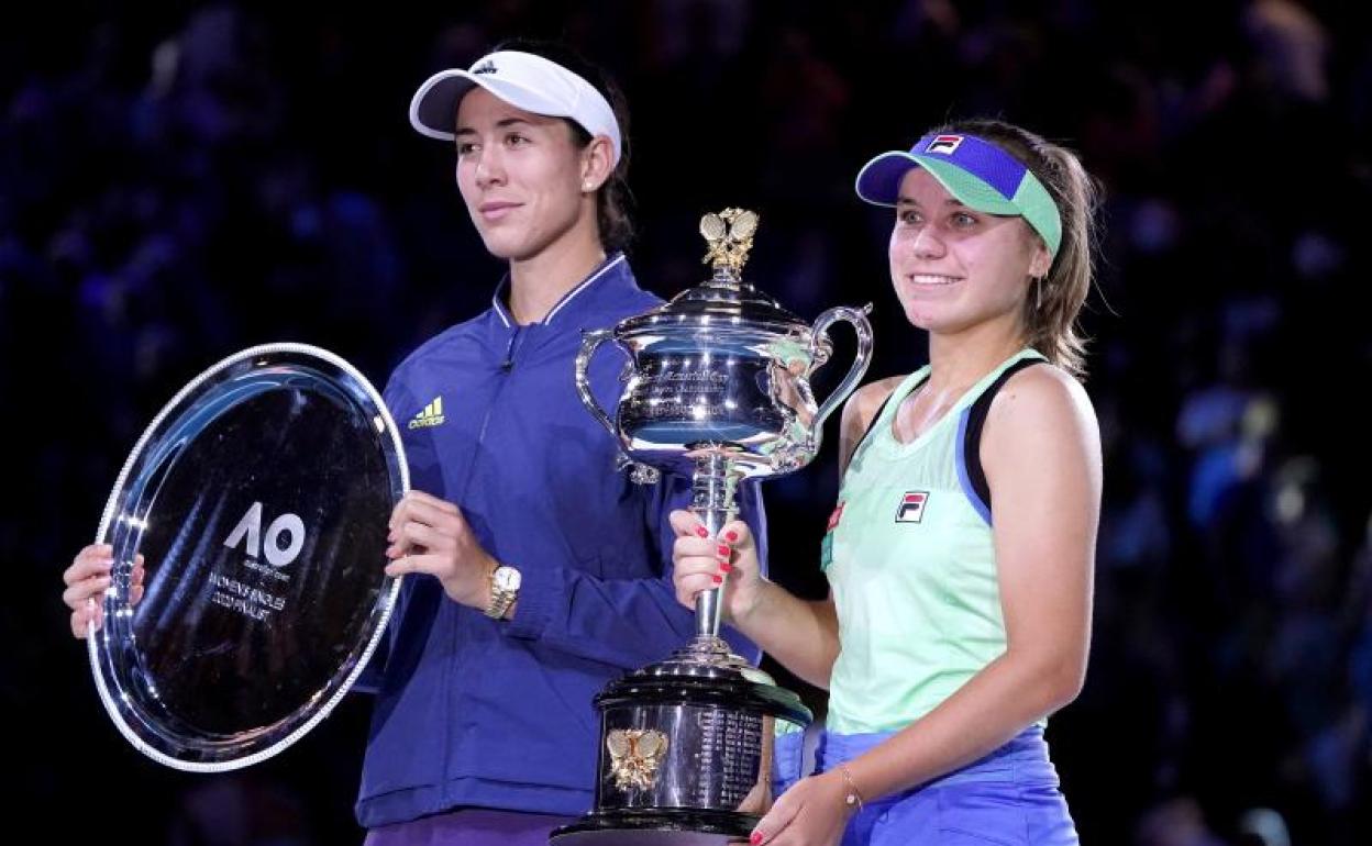 Garbiñe Muguruza y Sofia Kenin, con sus trofeos en Melbourne.