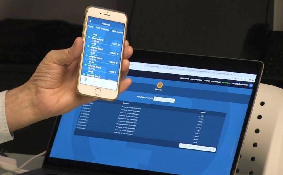 Herminio Fernández muestra el historial de pagos que ha realizado desde la app. 