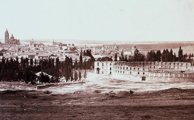 Panorámica de Segovia en el siglo XIX, con la plaza de toros y su Casa de Reyes. 