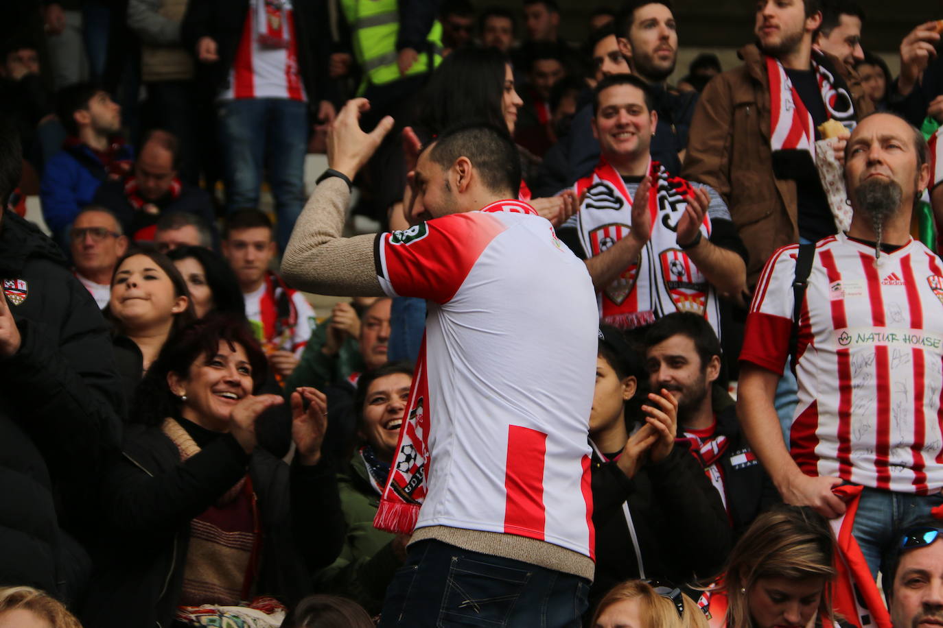Las imágenes del público asistente al partido entre la Cultural y el Logroñés.