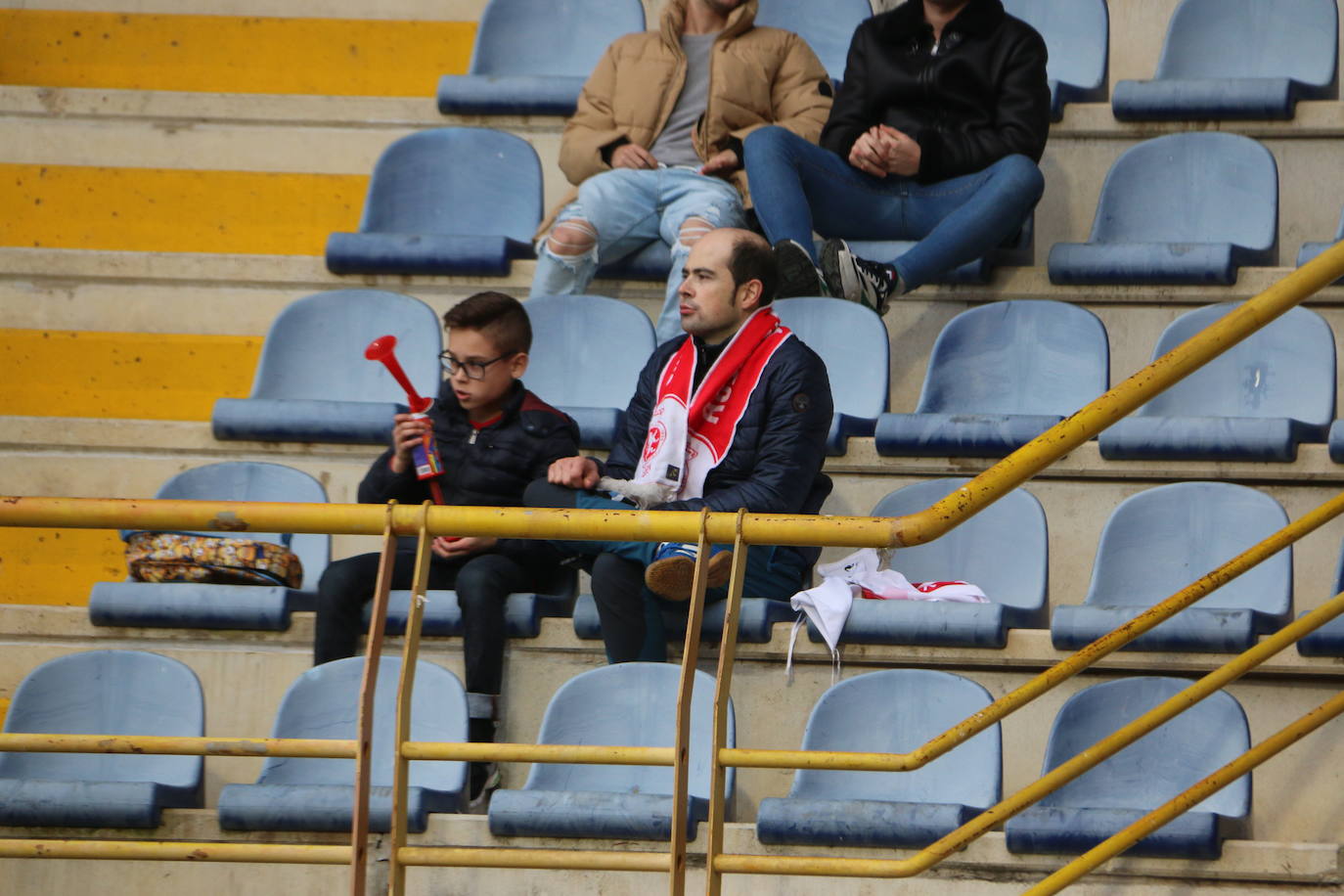 Las imágenes del público asistente al partido entre la Cultural y el Logroñés.