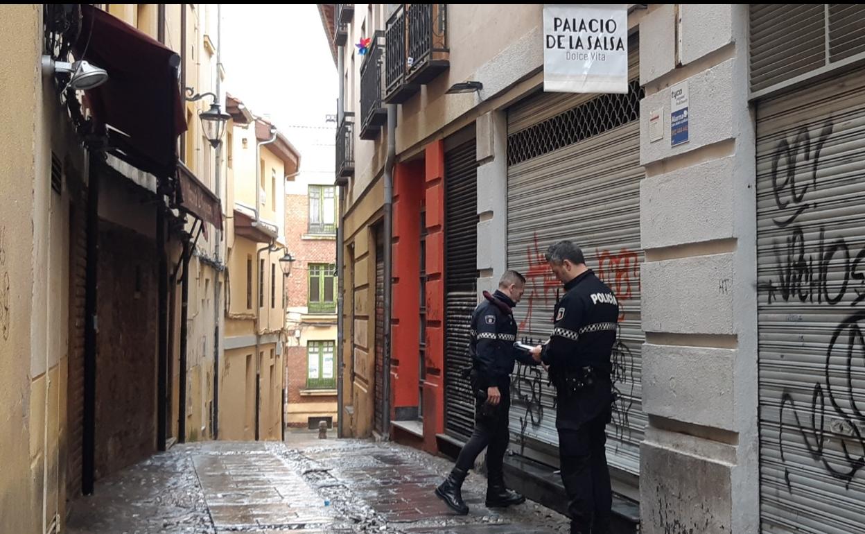 La Policía Local frente al local donde se quedó dormido el hombre.