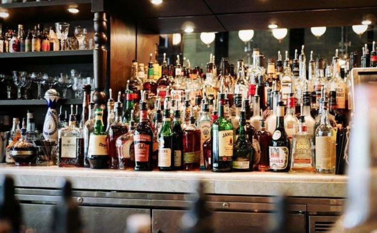 El Grupo de Menores de la Policía Local cierra un local del Húmedo por vender alcohol a menores