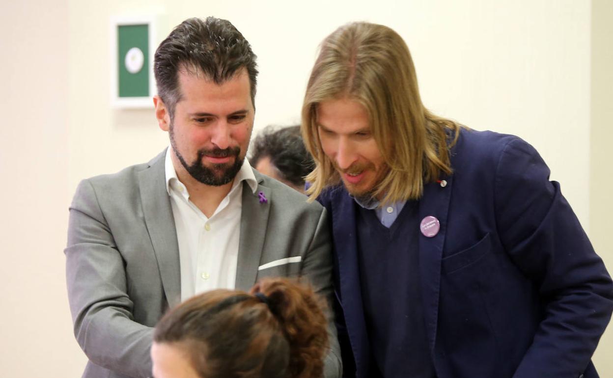 Los portavoces del PSOE y de Podemos en las Cortes, Luis Tudanca y Pablo Fernández.