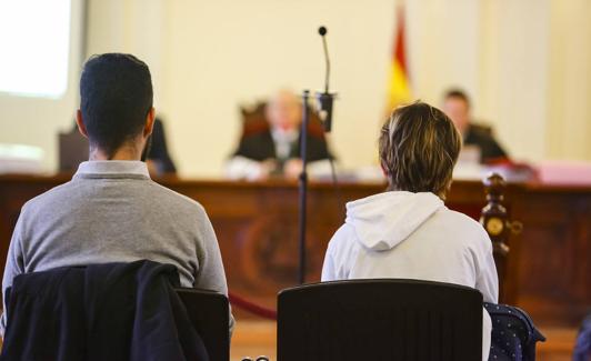 Los dos acusados en la Audiencia de León.