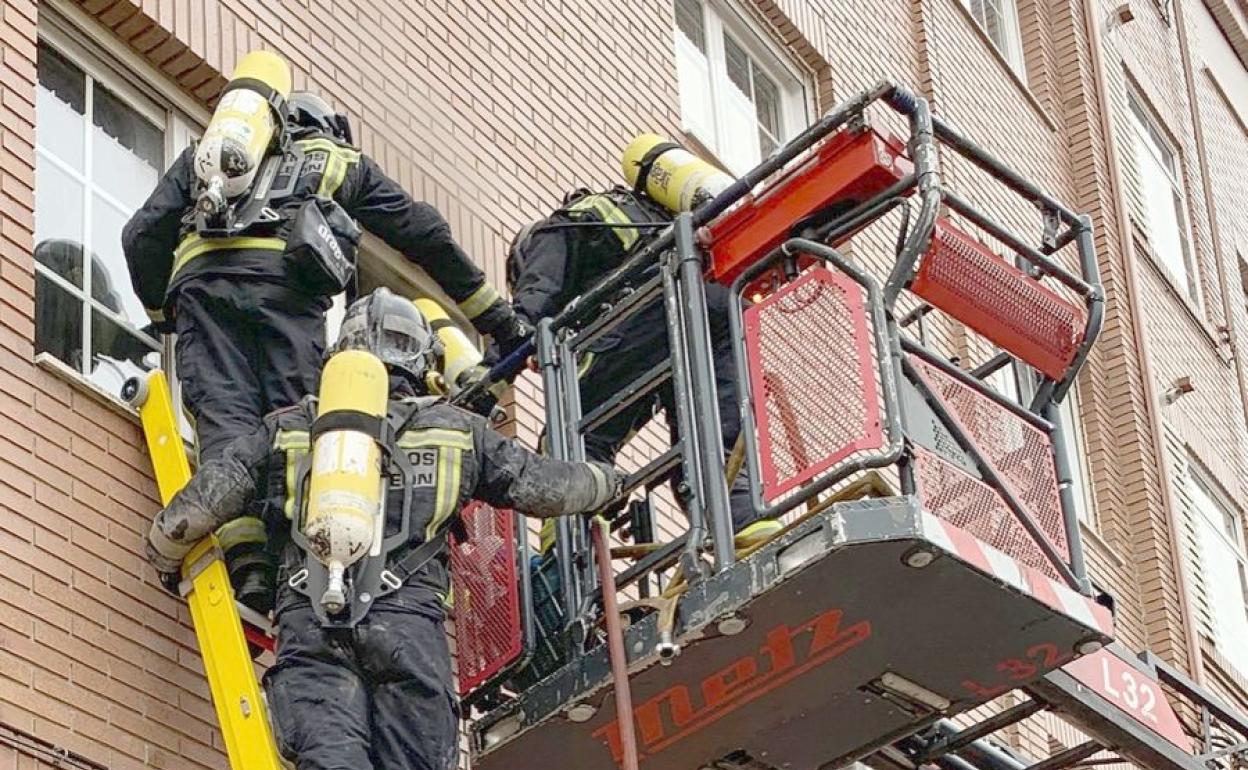 Efectivos de Bomberos en ell lugar del incendio.