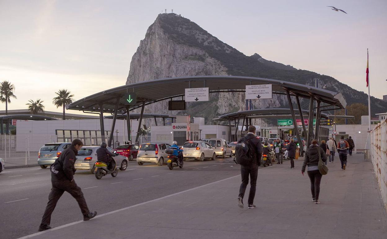 Frontera de acceso a Gibraltar.