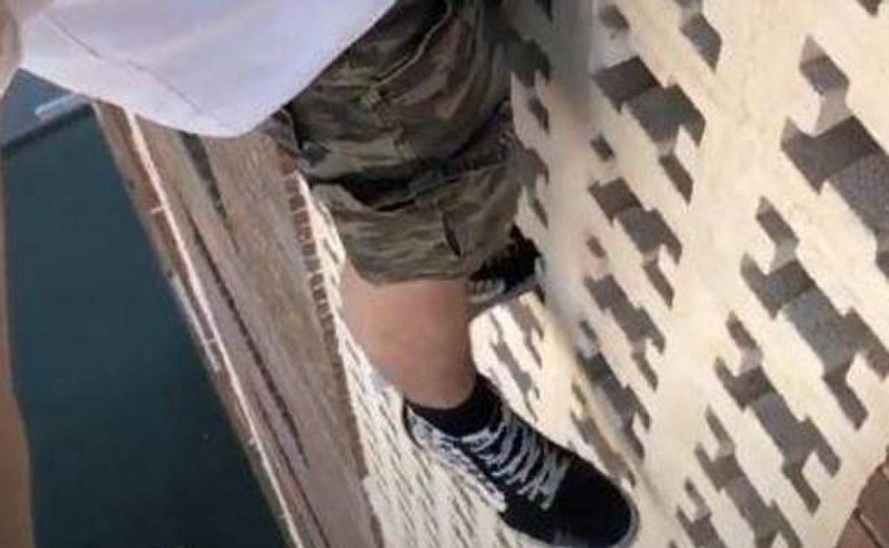 Un joven escala hasta lo alto de un edificio en Benidorm mientras se graba